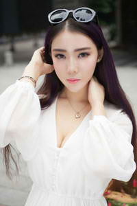 美女和帅哥强吻脱身在房间